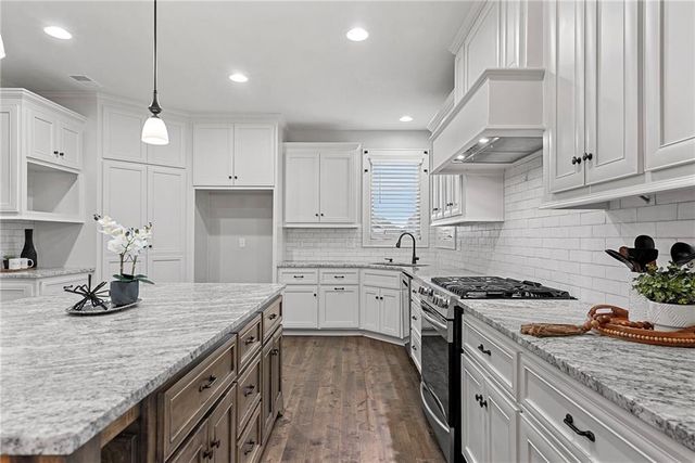 16657 S Chalet Drive, Olathe, KS 66062