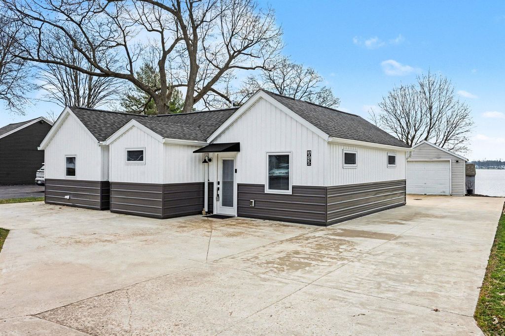 10139 Woodlawn Drive, Portage, MI 49002