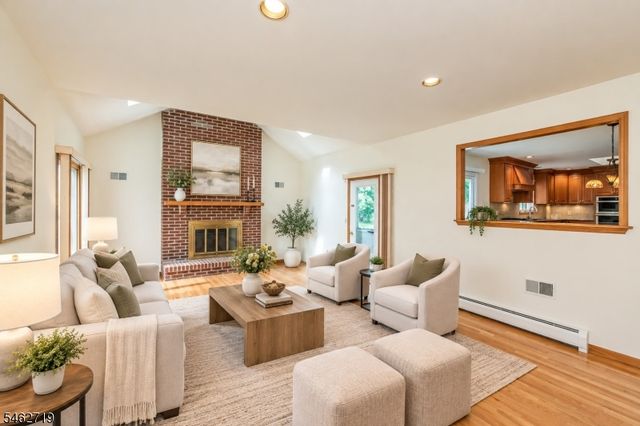 34 Silver Spring Ct, East Hanover Twp., NJ 07936