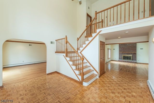 34 Silver Spring Ct, East Hanover Twp., NJ 07936