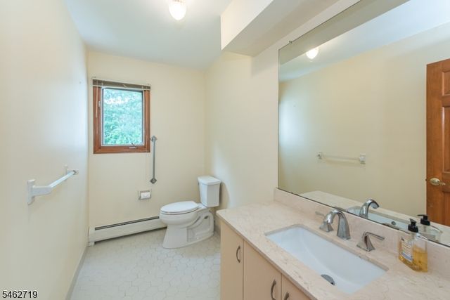 34 Silver Spring Ct, East Hanover Twp., NJ 07936