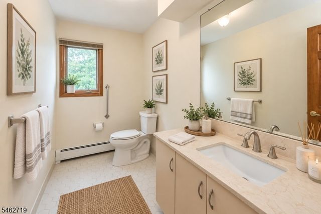 34 Silver Spring Ct, East Hanover Twp., NJ 07936
