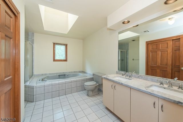 34 Silver Spring Ct, East Hanover Twp., NJ 07936