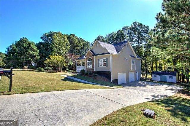 135 GREATWOOD Drive, White, GA 30184
