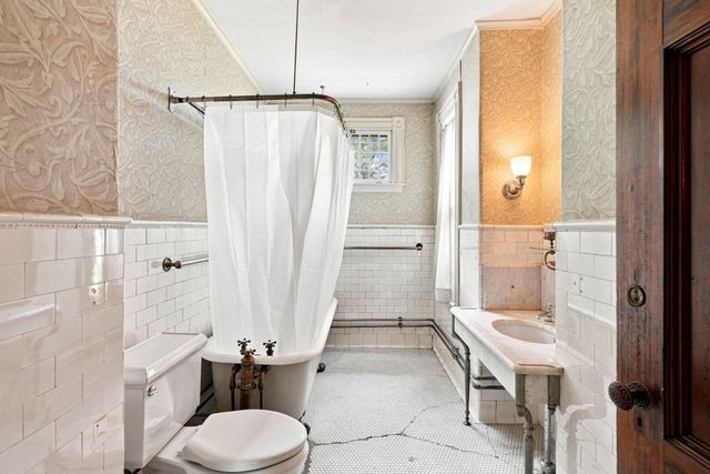 25 Avon St, Wakefield, MA 01880