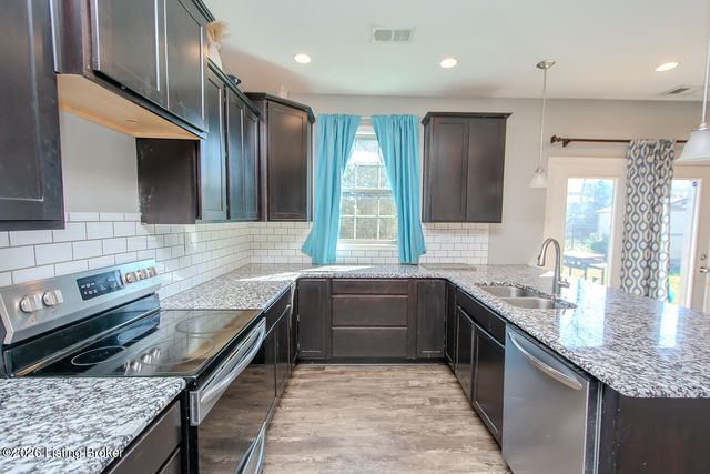 8905 Talon Ridge Dr, Louisville, KY 40229