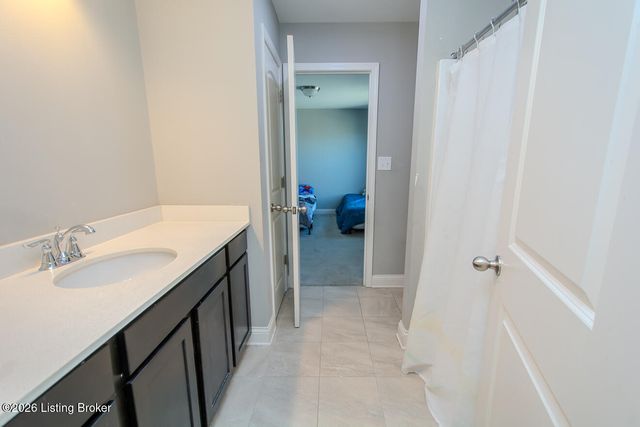 8905 Talon Ridge Dr, Louisville, KY 40229