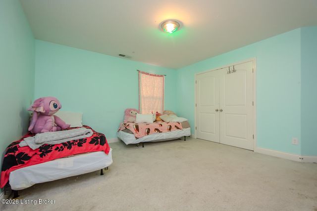 8905 Talon Ridge Dr, Louisville, KY 40229