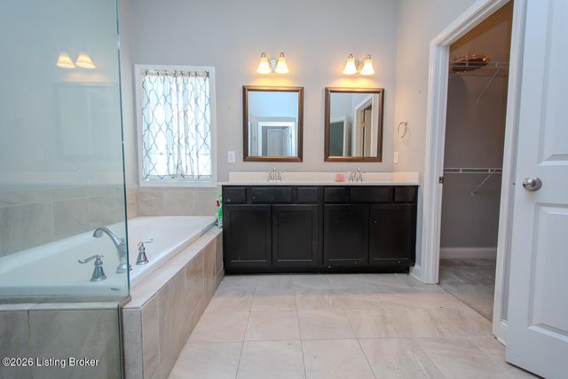 8905 Talon Ridge Dr, Louisville, KY 40229