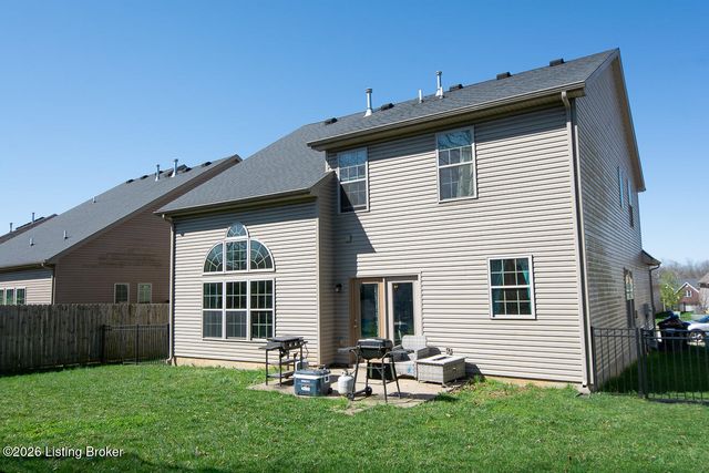 8905 Talon Ridge Dr, Louisville, KY 40229