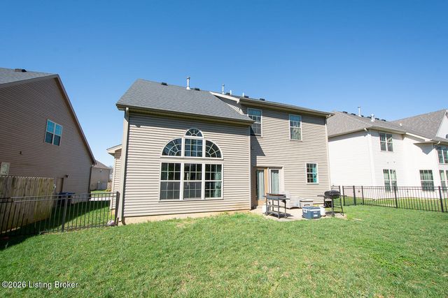 8905 Talon Ridge Dr, Louisville, KY 40229