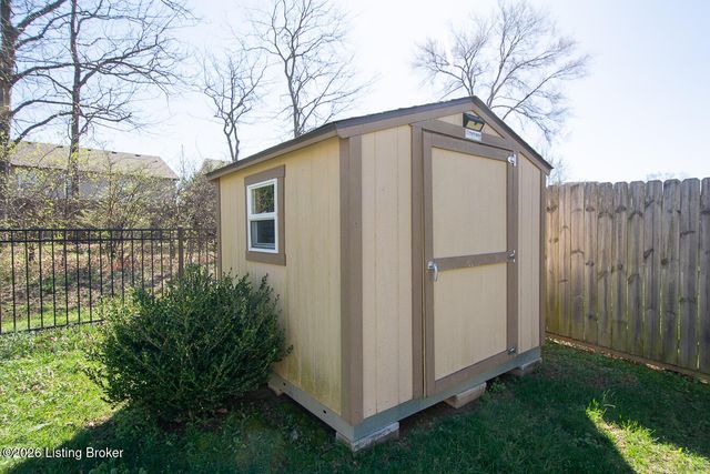 8905 Talon Ridge Dr, Louisville, KY 40229