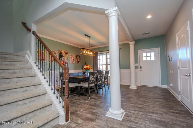 8905 Talon Ridge Dr, Louisville, KY 40229