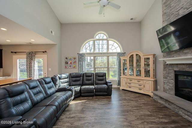 8905 Talon Ridge Dr, Louisville, KY 40229