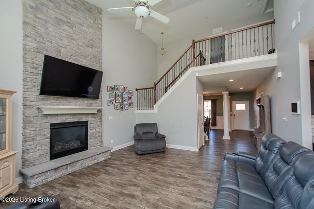 8905 Talon Ridge Dr, Louisville, KY 40229