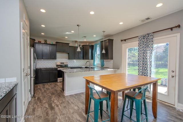 8905 Talon Ridge Dr, Louisville, KY 40229