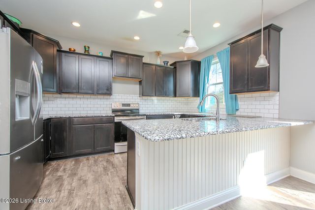 8905 Talon Ridge Dr, Louisville, KY 40229