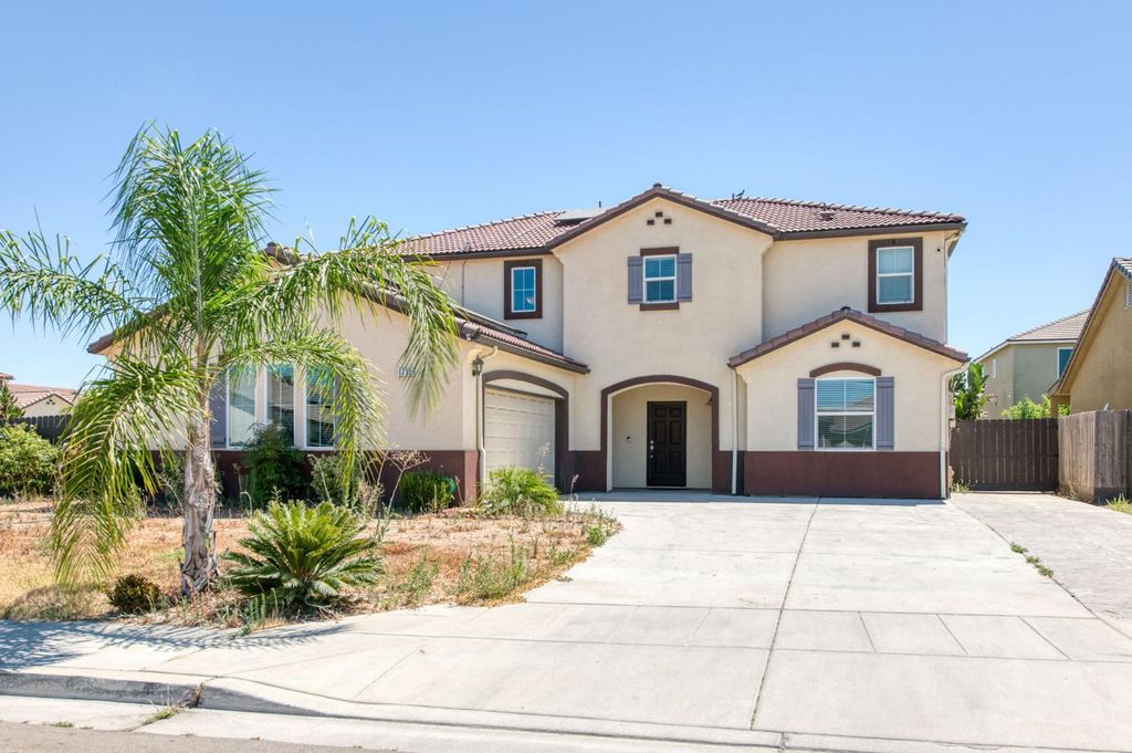 Image 2 of property listing at 1732 Cleveland Street, Selma, CA 93662
