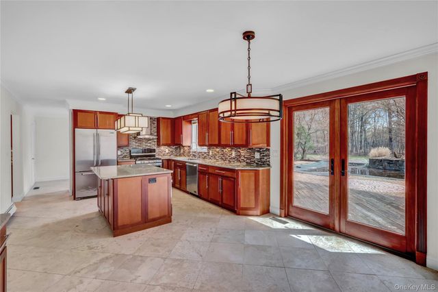 6 Liberty Lane, Miller Place, NY 11764