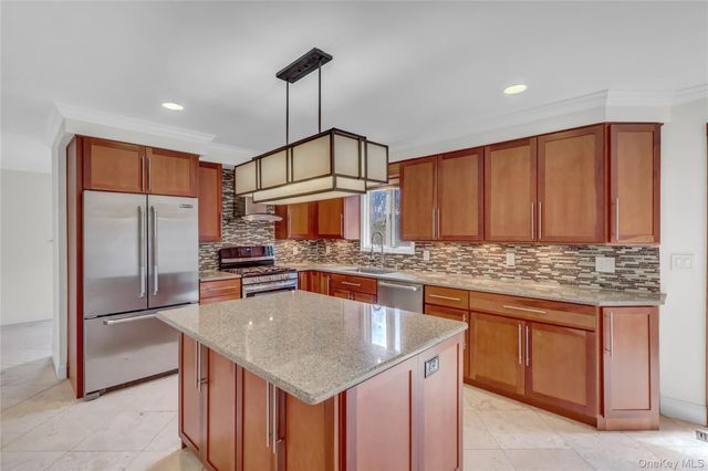 6 Liberty Lane, Miller Place, NY 11764