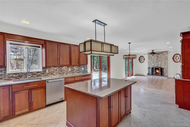6 Liberty Lane, Miller Place, NY 11764