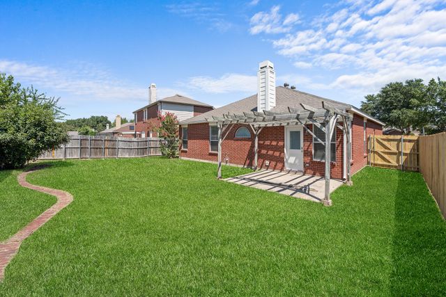 1052 Harriman Drive, Saginaw, TX 76131