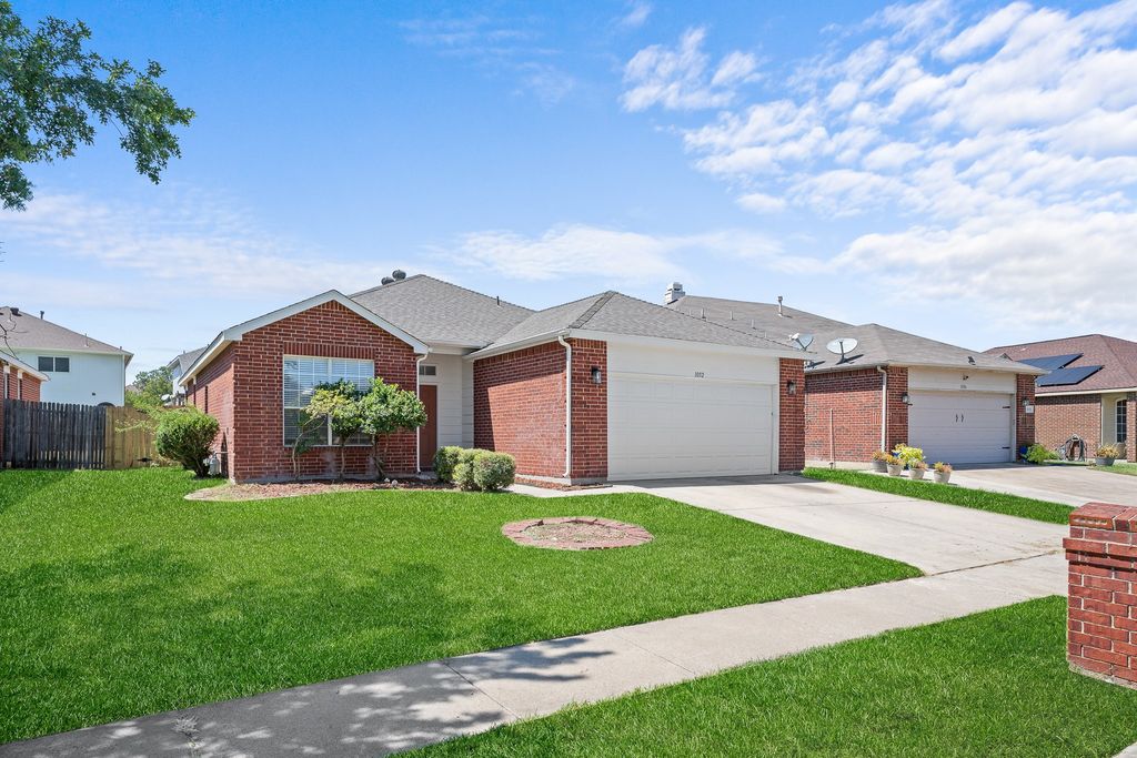 1052 Harriman Drive, Saginaw, TX 76131