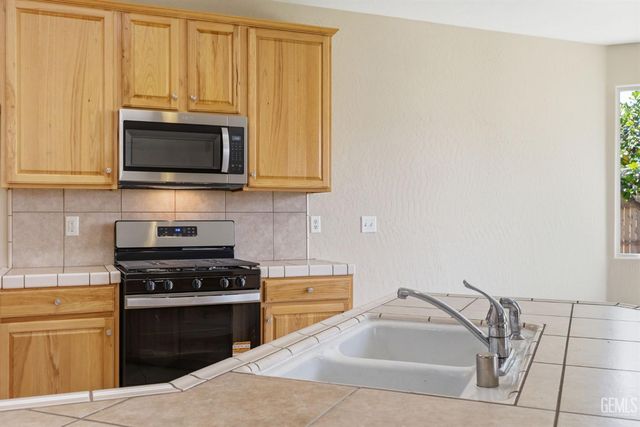 10904 Lewelling Street, Bakersfield, CA 93312