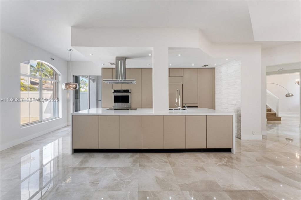 21156 NE 33rd Ave, Aventura, FL 33180