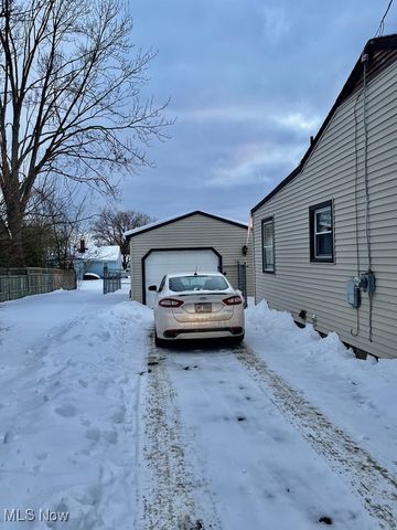 521 Powers Avenue, Girard, OH 44420