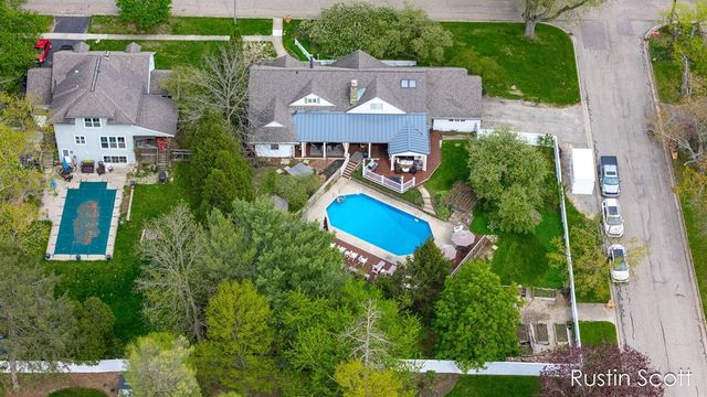 185 S Monroe Street, Rockford, MI 49341