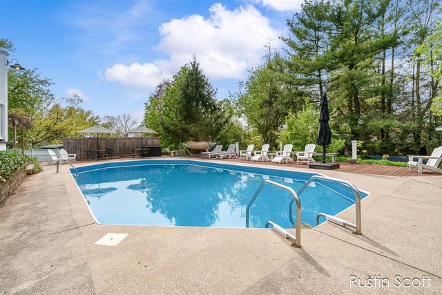 185 S Monroe Street, Rockford, MI 49341