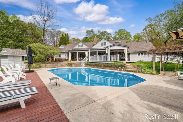 185 S Monroe Street, Rockford, MI 49341