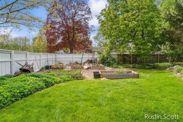 185 S Monroe Street, Rockford, MI 49341