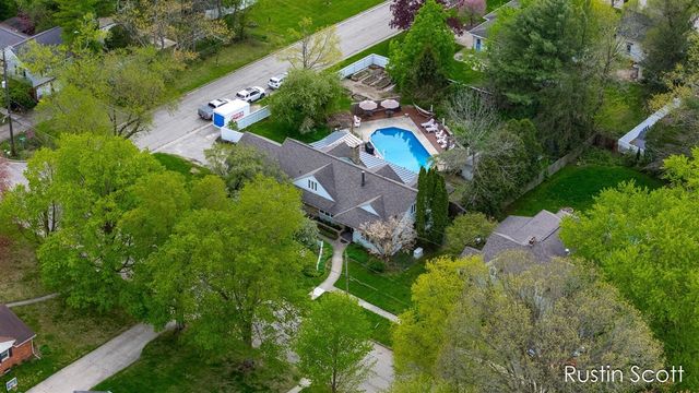 185 S Monroe Street, Rockford, MI 49341
