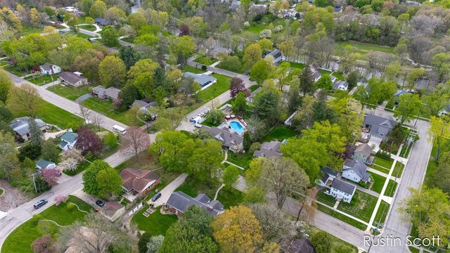 185 S Monroe Street, Rockford, MI 49341
