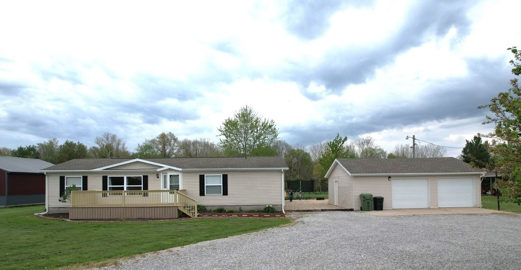 Image 1 of property listing at 16495 E Robin Road, Mt Vernon, IL 62864