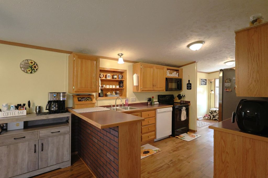 Image 12 of property listing at 16495 E Robin Road, Mt Vernon, IL 62864