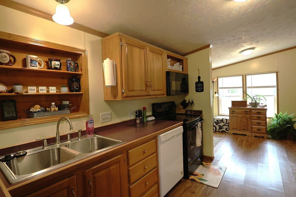 Image 13 of property listing at 16495 E Robin Road, Mt Vernon, IL 62864