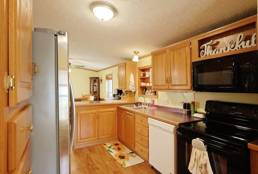 Image 14 of property listing at 16495 E Robin Road, Mt Vernon, IL 62864