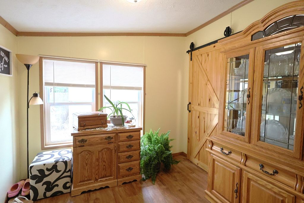 Image 16 of property listing at 16495 E Robin Road, Mt Vernon, IL 62864