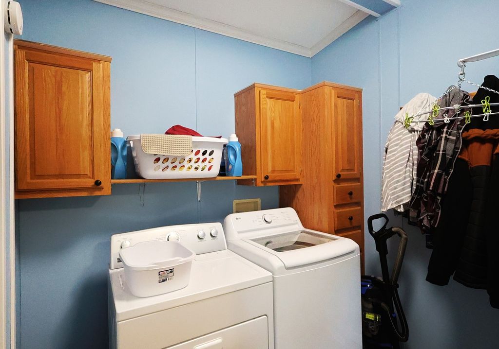 Image 17 of property listing at 16495 E Robin Road, Mt Vernon, IL 62864