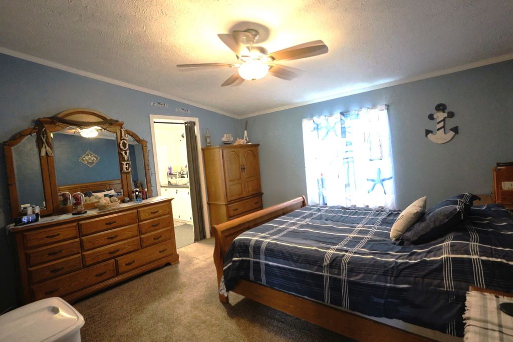 Image 18 of property listing at 16495 E Robin Road, Mt Vernon, IL 62864