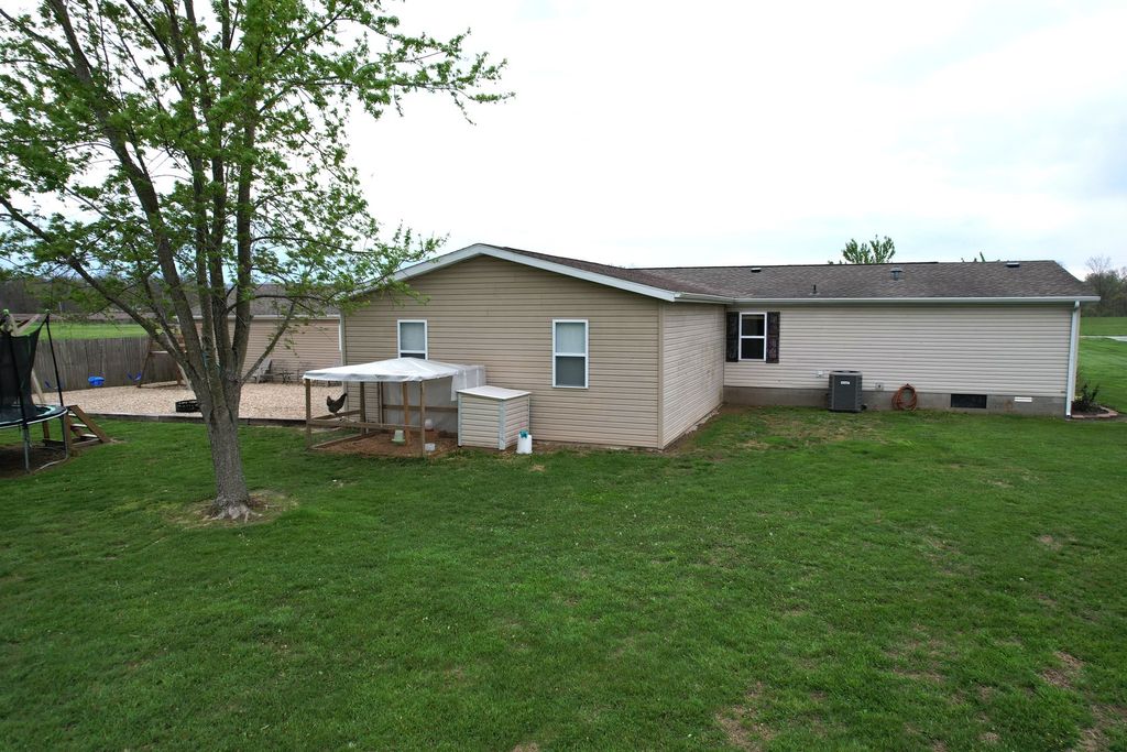 Image 34 of property listing at 16495 E Robin Road, Mt Vernon, IL 62864