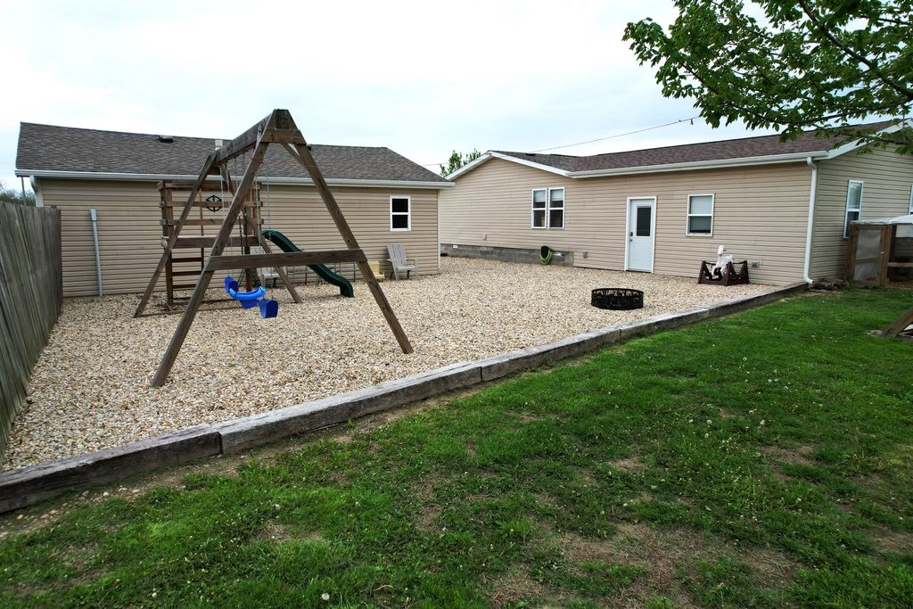 Image 35 of property listing at 16495 E Robin Road, Mt Vernon, IL 62864