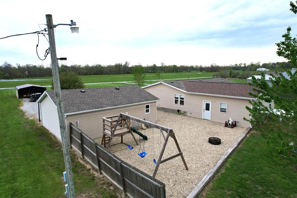 Image 36 of property listing at 16495 E Robin Road, Mt Vernon, IL 62864