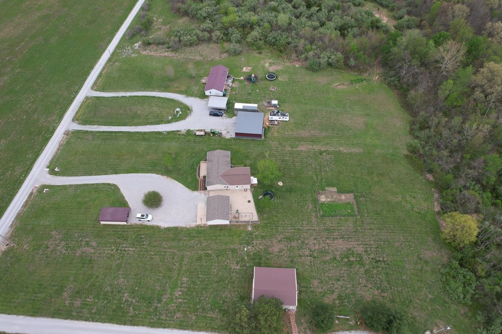 Image 39 of property listing at 16495 E Robin Road, Mt Vernon, IL 62864