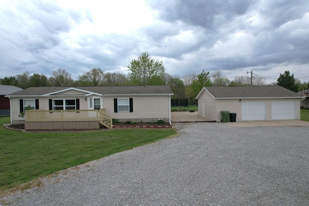 Image 5 of property listing at 16495 E Robin Road, Mt Vernon, IL 62864