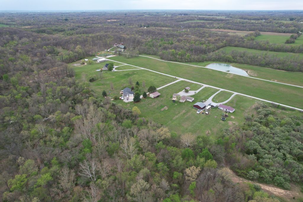 Image 45 of property listing at 16495 E Robin Road, Mt Vernon, IL 62864