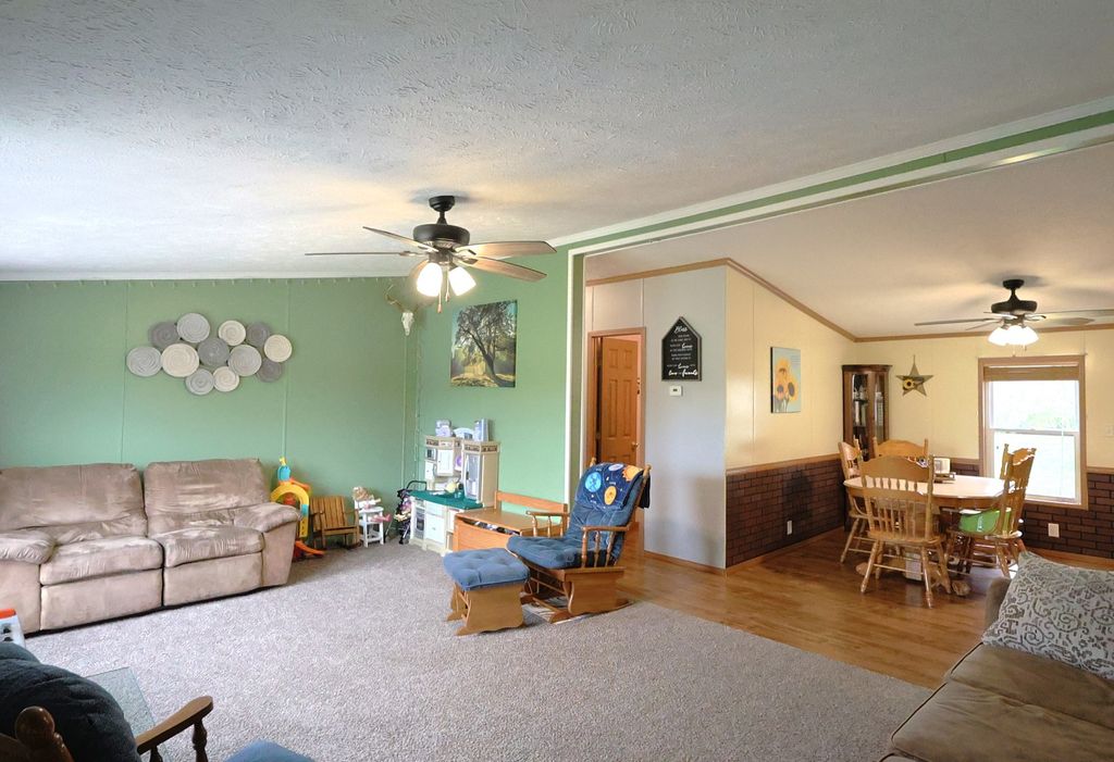 Image 6 of property listing at 16495 E Robin Road, Mt Vernon, IL 62864